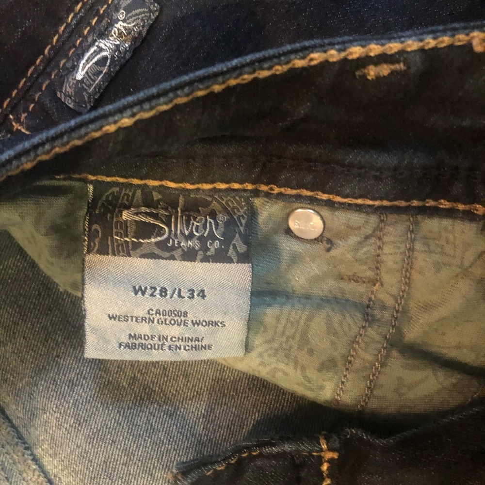 Dark wash stretch super comfortable silver jeans. Skinny fit